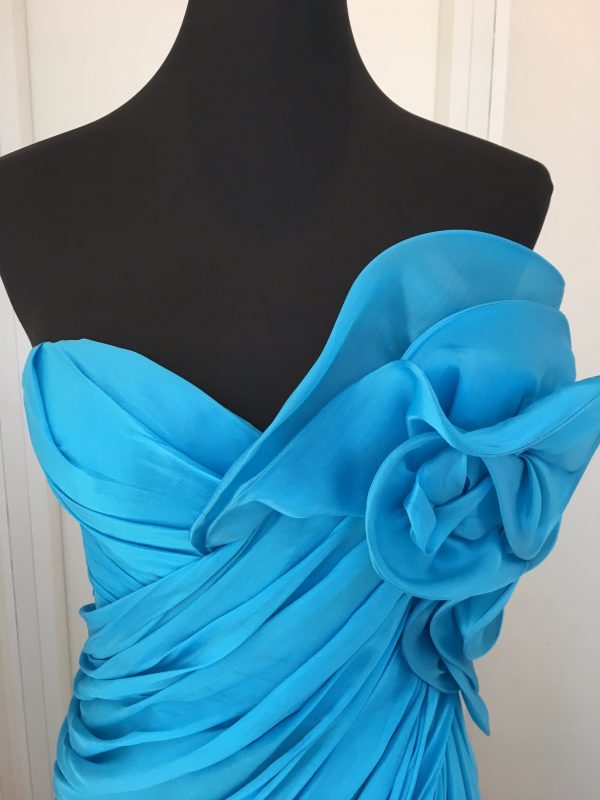Blitzblaues edles Seidenballkleid in Wickeloptik und großer Stoffblume, bodenlang
