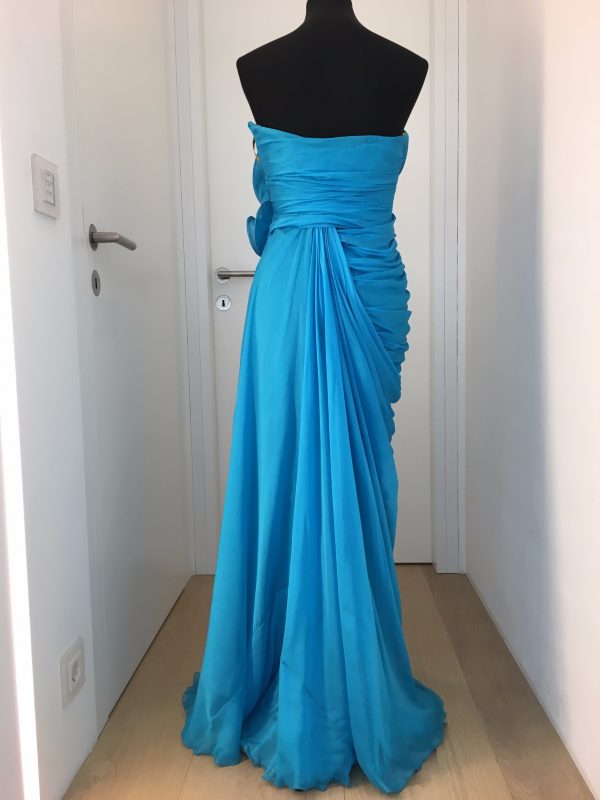 Blitzblaues edles Seidenballkleid in Wickeloptik und großer Stoffblume, bodenlang