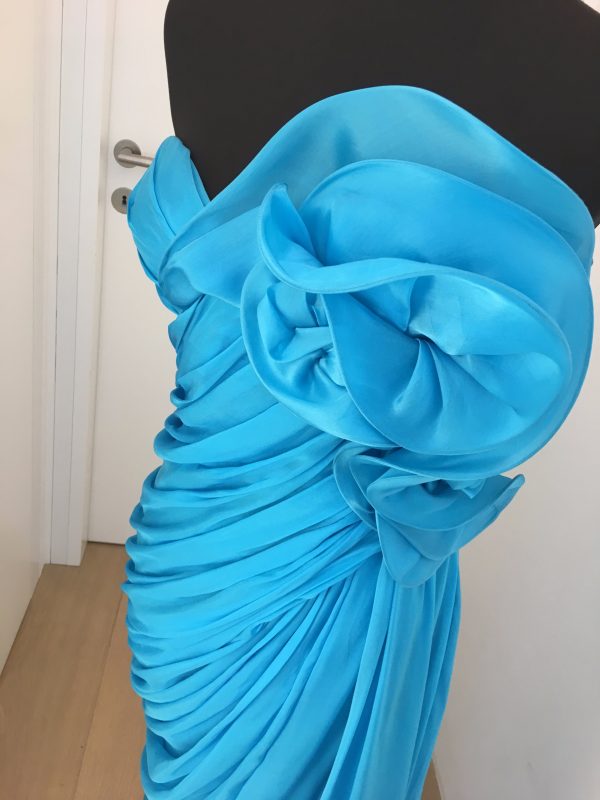 Blitzblaues edles Seidenballkleid in Wickeloptik und großer Stoffblume, bodenlang