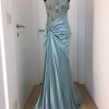 Aufwendig bestickters, schulterfreies Ballkleid/Ballrobe, Satinrock mit Drapierung in Wickeloptik, hellblau, bodenlang, leichte Schleppe, schulterfrei, Korsage