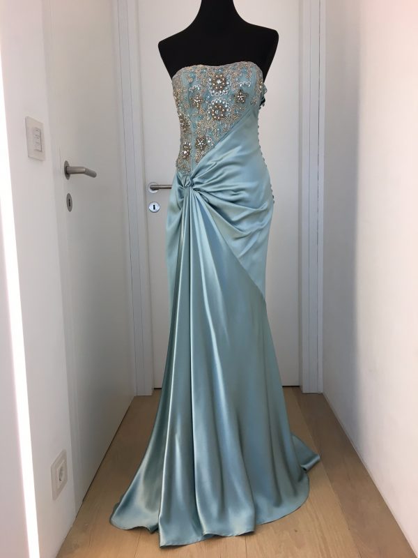 Aufwendig bestickters, schulterfreies Ballkleid/Ballrobe, Satinrock mit Drapierung in Wickeloptik, hellblau, bodenlang, leichte Schleppe, schulterfrei, Korsage