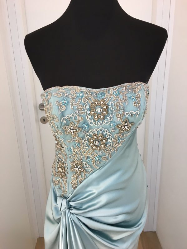 Aufwendig bestickters, schulterfreies Ballkleid/Ballrobe, Satinrock mit Drapierung in Wickeloptik, hellblau, bodenlang, leichte Schleppe, schulterfrei, Korsage