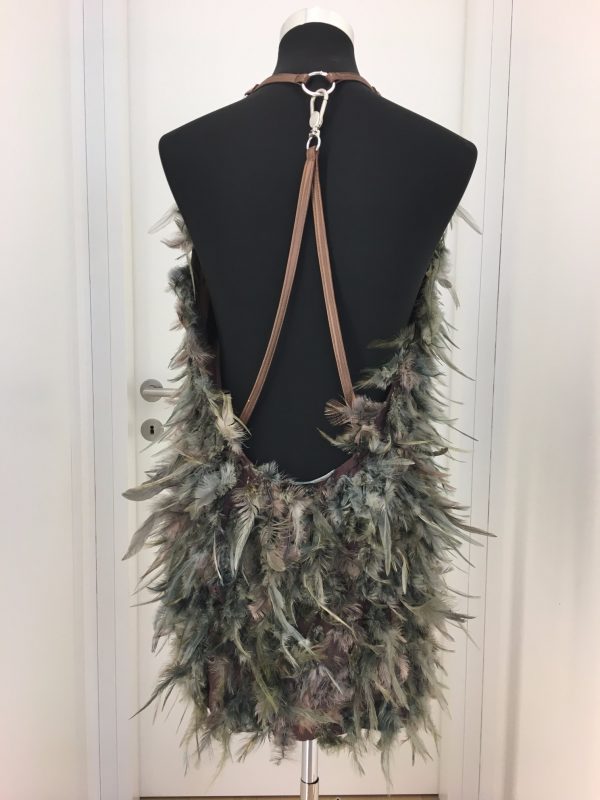 Extravagantes kurzes Federnkleid "Papagena" mit Bolero, vorne hochgeschlossen, hinten extrem tiefer Rücken, lose Rückenbefestigung