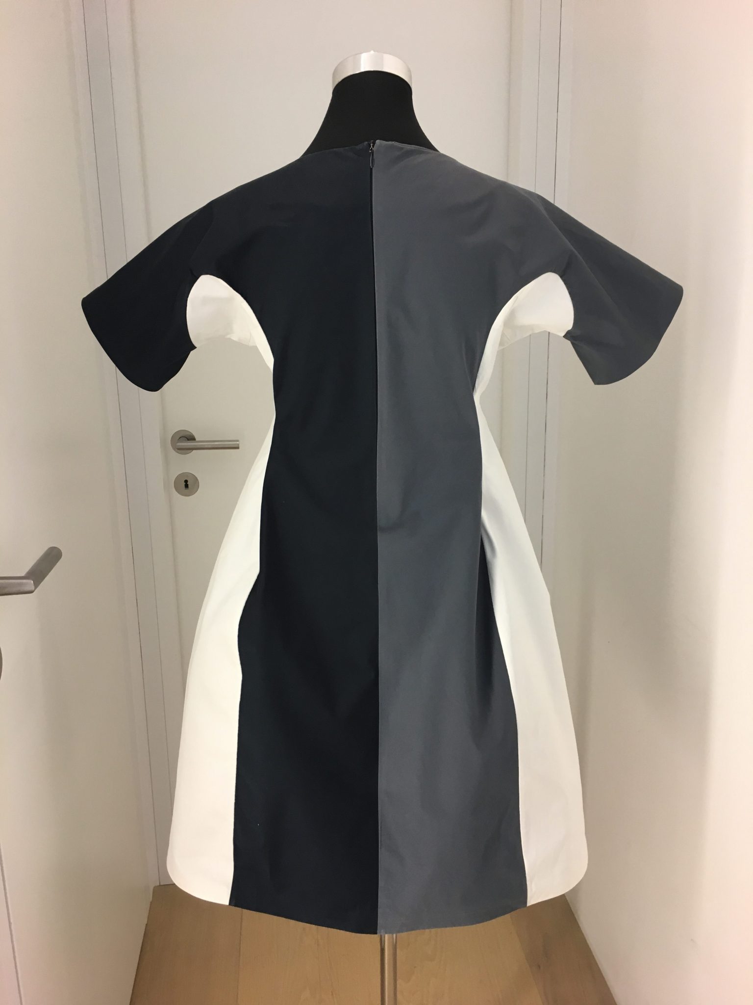 4017-kleid-business-outfit-jil-sander-schwarz-weiss Geometrisches A-Linienkleid in weiß, schwarz, grau mit kurzen Ärmeln