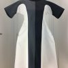 Geometrisches A-Linienkleid in weiß, schwarz, grau mit kurzen Ärmeln