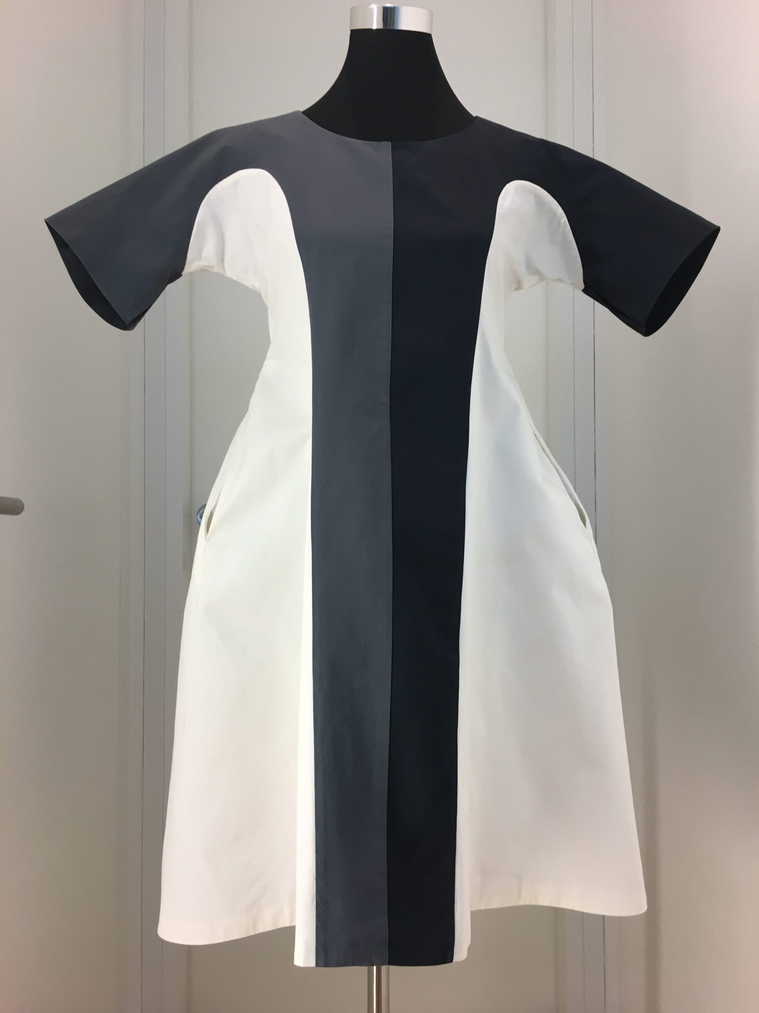 4017-kleid-business-outfit-jil-sander-schwarz-weiss Geometrisches A-Linienkleid in weiß, schwarz, grau mit kurzen Ärmeln