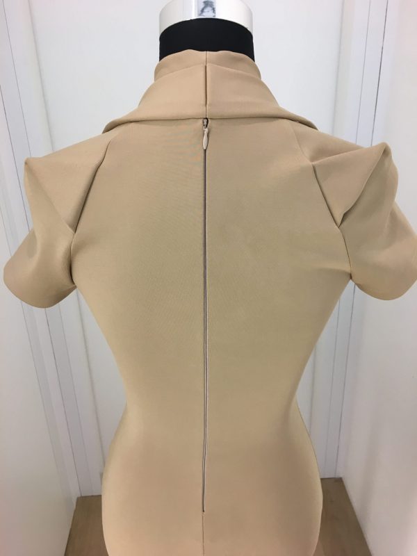 Figurbetontes Stretchkleid in braun mit angeschnittenem Kragen und Ärmeln