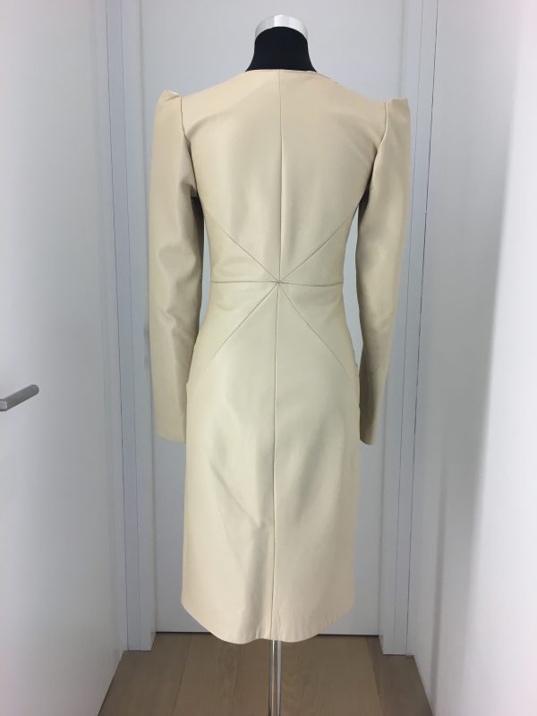 Schneeweißes figurbetontes Lederkleid mit langen Ärmeln und spitzten Schultern