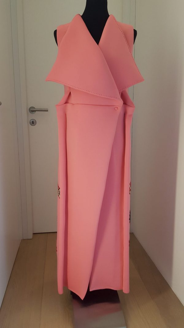 Knöchellanger rosa ärmelloser Mantel aus Neopren mit ausgestelltem Kragen in Wickeloptik