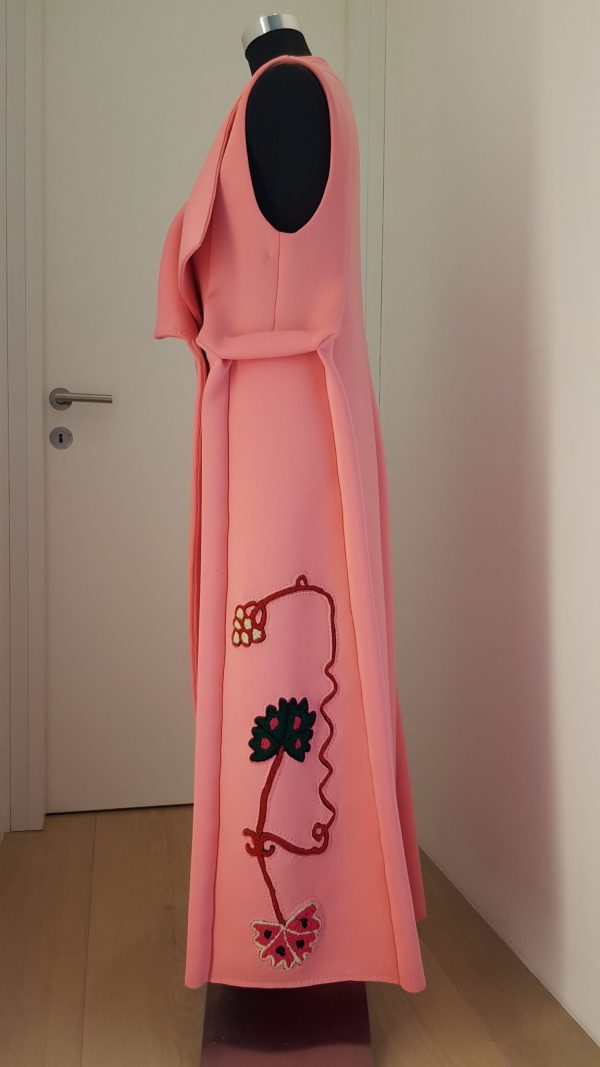 Knöchellanger rosa ärmelloser Mantel aus Neopren mit ausgestelltem Kragen in Wickeloptik