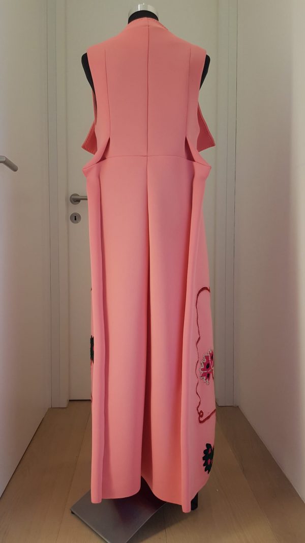 Knöchellanger rosa ärmelloser Mantel aus Neopren mit ausgestelltem Kragen in Wickeloptik