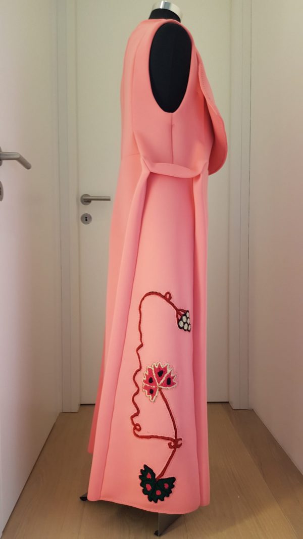 Knöchellanger rosa ärmelloser Mantel aus Neopren mit ausgestelltem Kragen in Wickeloptik