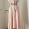 Rosa Pique Kleid mit durchgeknöpfter Knopfleiste, angeschnittenen Ärmeln und Blumengürtel aus Leder