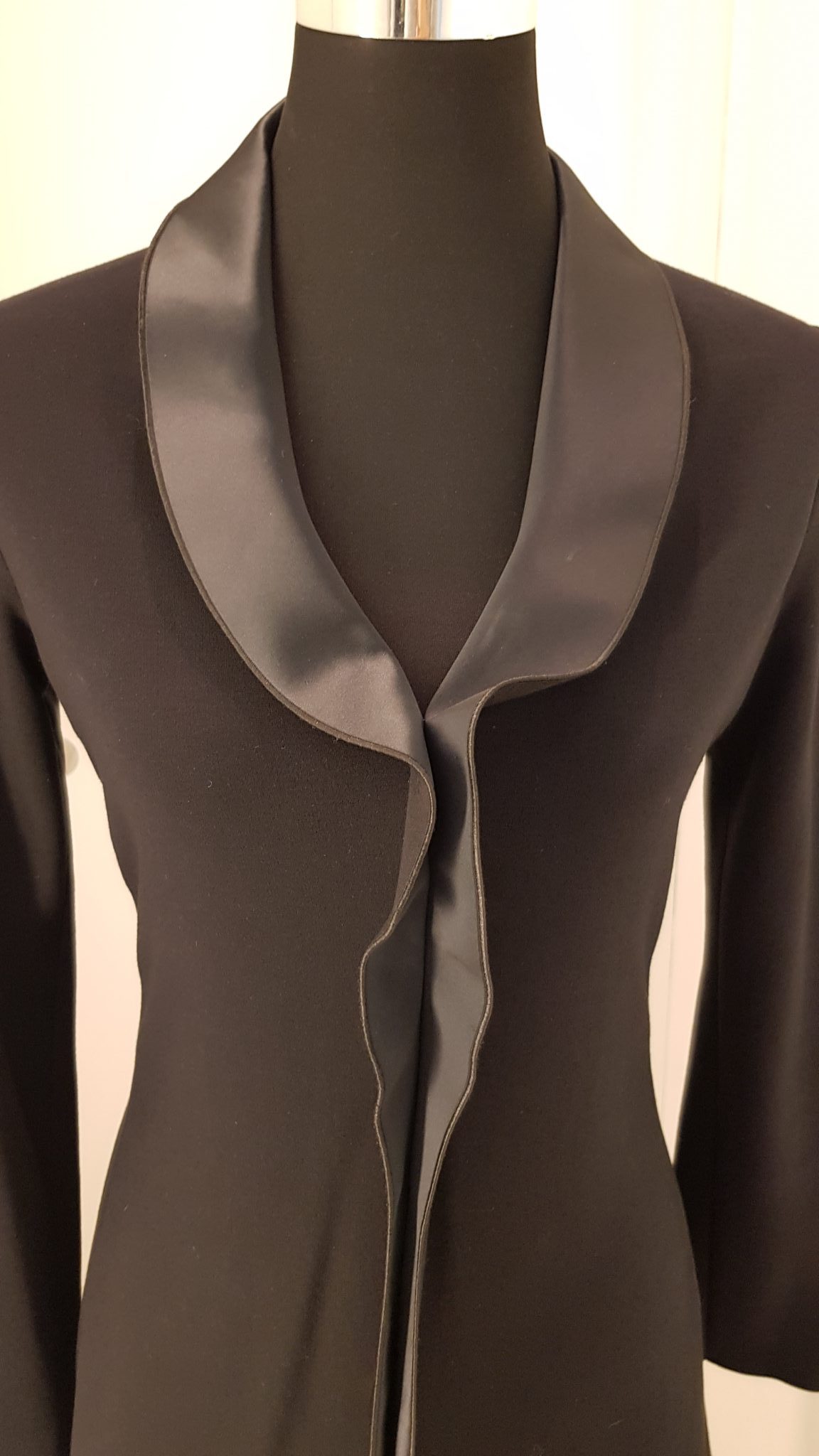 4007-kleid-business-outfit-schwarz-armani Edles schwarzes A-Linien Kleid mit Satinkragen und Rüschen