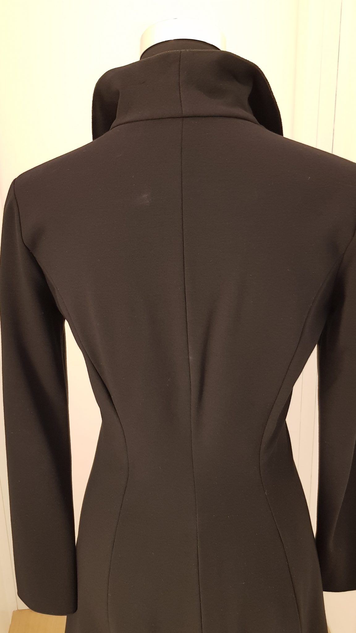 4007-kleid-business-outfit-schwarz-armani Edles schwarzes A-Linien Kleid mit Satinkragen und Rüschen