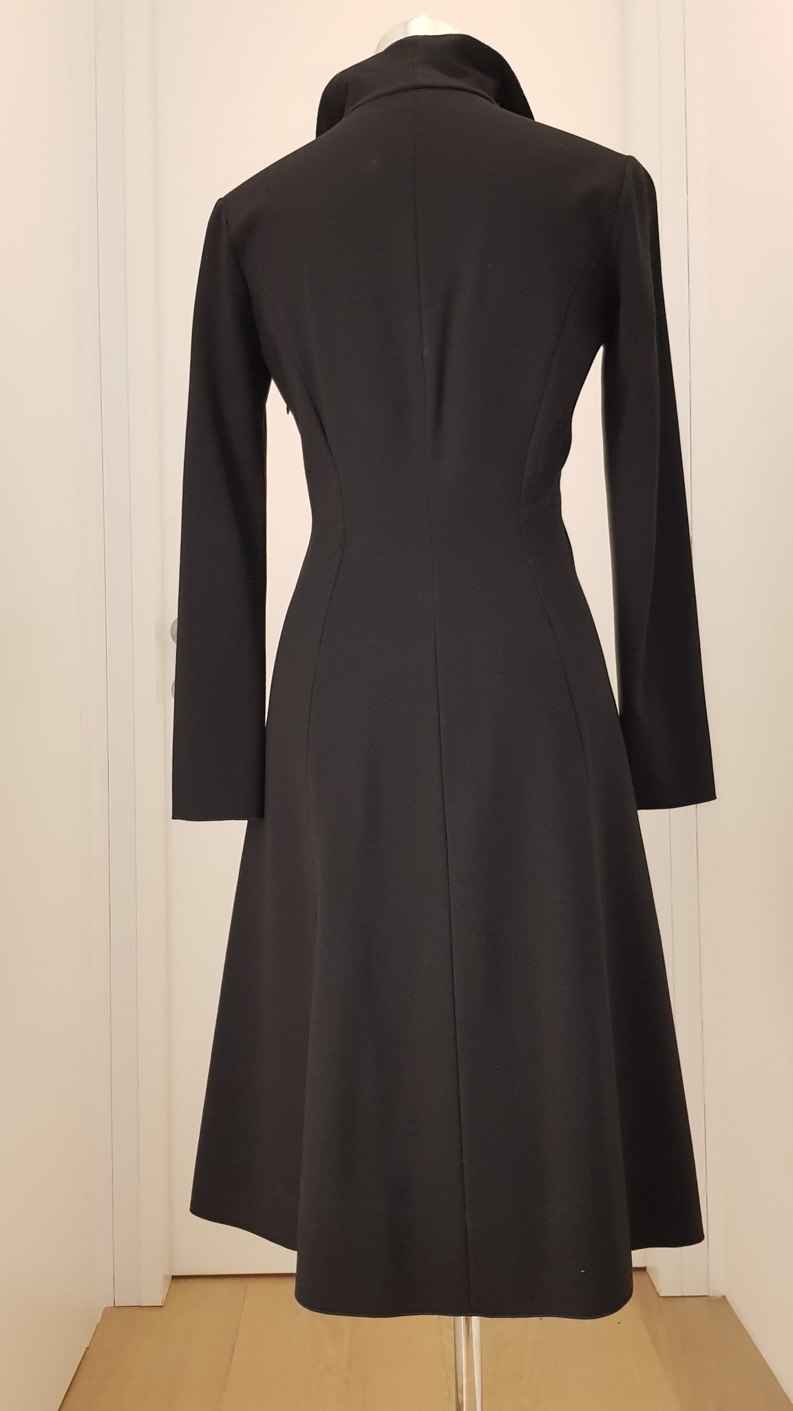 4007-kleid-business-outfit-schwarz-armani Edles schwarzes A-Linien Kleid mit Satinkragen und Rüschen