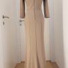 Langes, figurbetontes Baumwollstrechkleid in nude mit Lederbeschlägen auf Schultern, Gürtel mit großen Ledertaschen