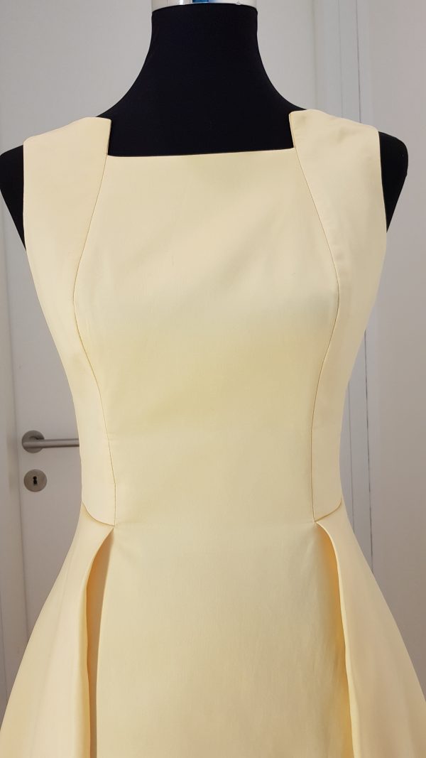Edeles gelbes schillerndes Cocktail/BusinessKleid, große Falten formen A-Linien Rock, ärmellos