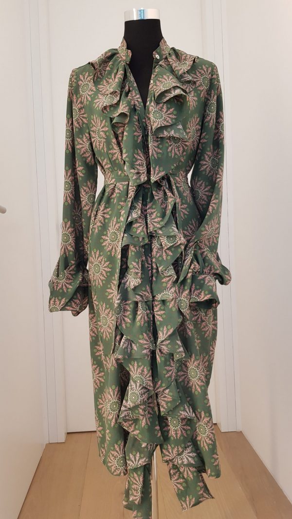 Gemustertes Rüschenkleid in grün mit Gürtel, vorne durchgeköpft,