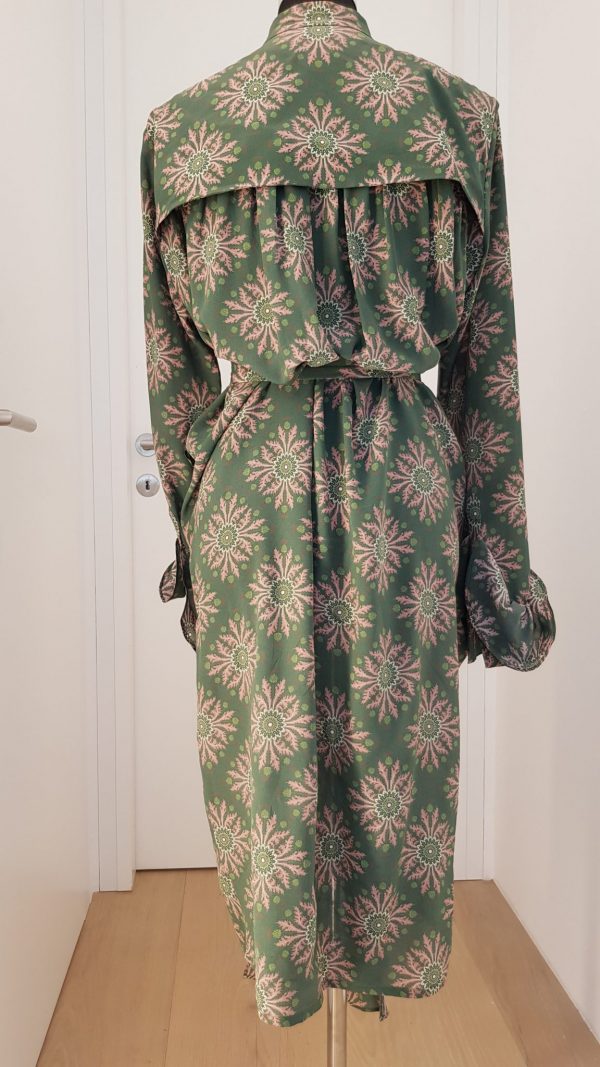 Gemustertes Rüschenkleid in grün mit Gürtel, vorne durchgeköpft,