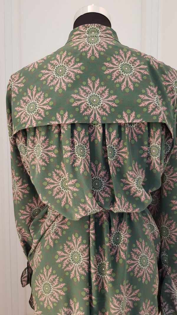 Gemustertes Rüschenkleid in grün mit Gürtel, vorne durchgeköpft,
