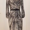 Edles Seidenkleid in Wickeloptik schwarz/weiß mit langen Ärmeln