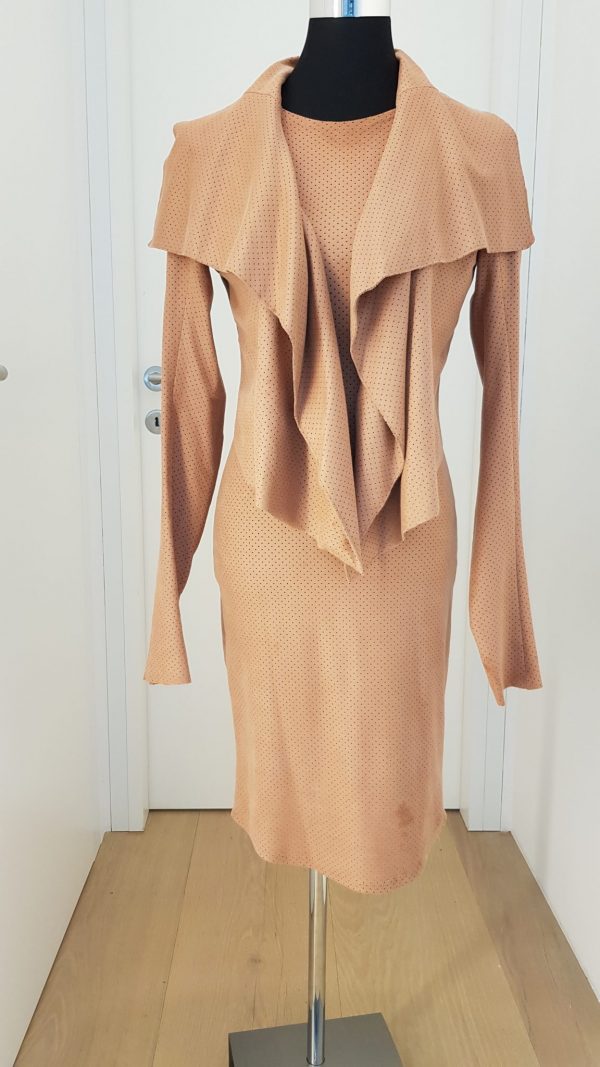 Kostüm in braun mit Sakko und Kleid, Bleistiftrock, Sakko mit Wasserfallkragen, überlangen Ärmeln mit Daumenloch, gelochtes Waschleder, Stretch, knielang