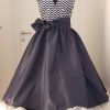 Wunderschönes Tanz-Neckholder Kleid im Stil der 60er Jahre mit breiter blauen Schleife, blau-weiß gezacktes Muster am Oberteil,V- Ausschnitt, wunderbar schwingender weiter Rock mit dichtem, weißen Petticoat , knielang, tiefer Rücken