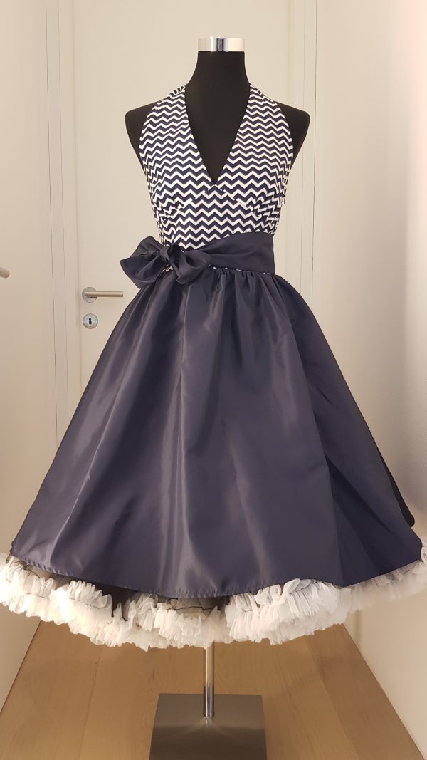 Wunderschönes Tanz-Neckholder Kleid im Stil der 60er Jahre mit breiter blauen Schleife, blau-weiß gezacktes Muster am Oberteil,V- Ausschnitt, wunderbar schwingender weiter Rock mit dichtem, weißen Petticoat , knielang, tiefer Rücken