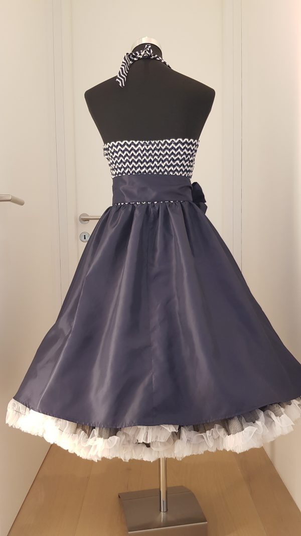 Wunderschönes Tanz-Neckholder Kleid im Stil der 60er Jahre mit breiter blauen Schleife, blau-weiß gezacktes Muster am Oberteil,V- Ausschnitt, wunderbar schwingender weiter Rock mit dichtem, weißen Petticoat , knielang, tiefer Rücken