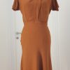 Schlichtes braunes Designerkleid mit Stehkragen, kurzen Ärmeln, Rücken tw offen, 20er Jahre Stil
