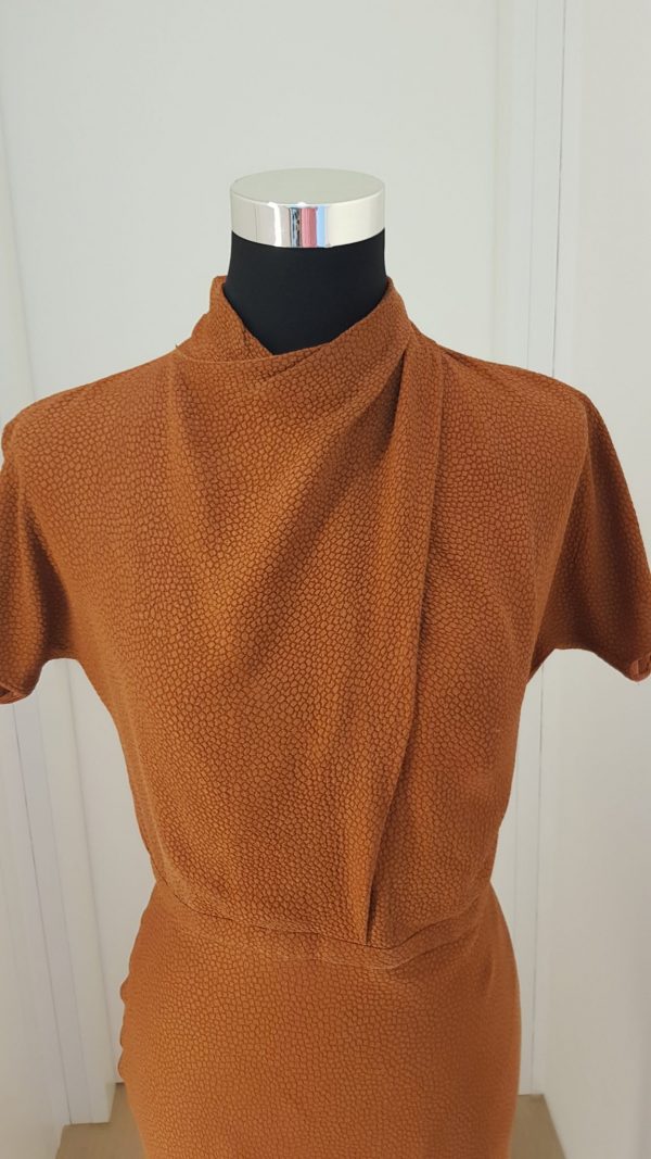 Schlichtes braunes Designerkleid mit Stehkragen, kurzen Ärmeln, Rücken tw offen, 20er Jahre Stil