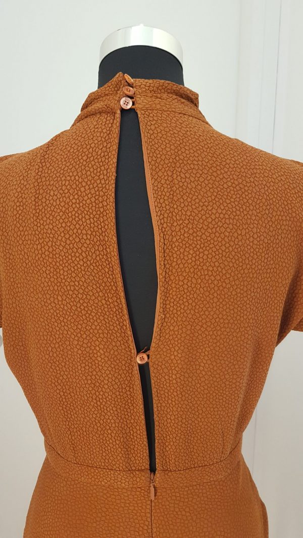 Schlichtes braunes Designerkleid mit Stehkragen, kurzen Ärmeln, Rücken tw offen, 20er Jahre Stil