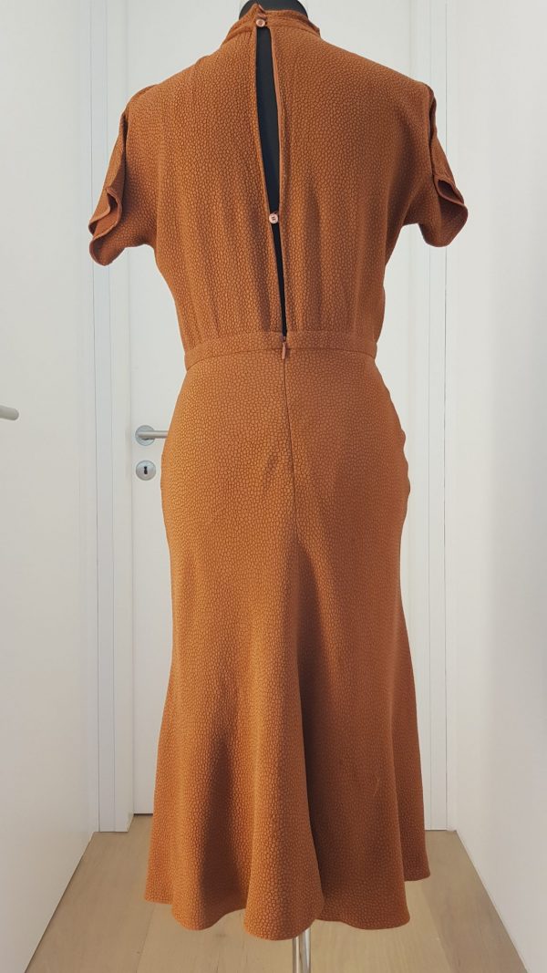 Schlichtes braunes Designerkleid mit Stehkragen, kurzen Ärmeln, Rücken tw offen, 20er Jahre Stil