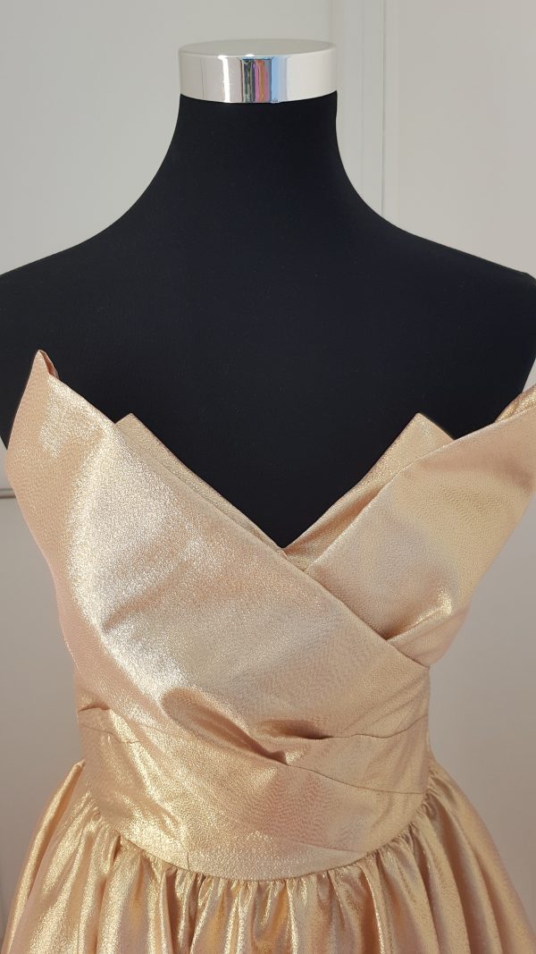 Gold-rose glänzendes Cocktailkleid mit Wickeloptik und doppelten Spitzen am Bustier, weitschwingender Rock, knielang