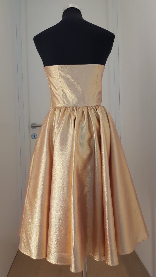 Gold-rose glänzendes Cocktailkleid mit Wickeloptik und doppelten Spitzen am Bustier, weitschwingender Rock, knielang