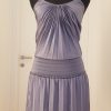 Schlichtes stahlblaues Cocktailkleid mit Spaghettiträgern, kurzer Rock mit Falten, breiter gezogener Gummibund