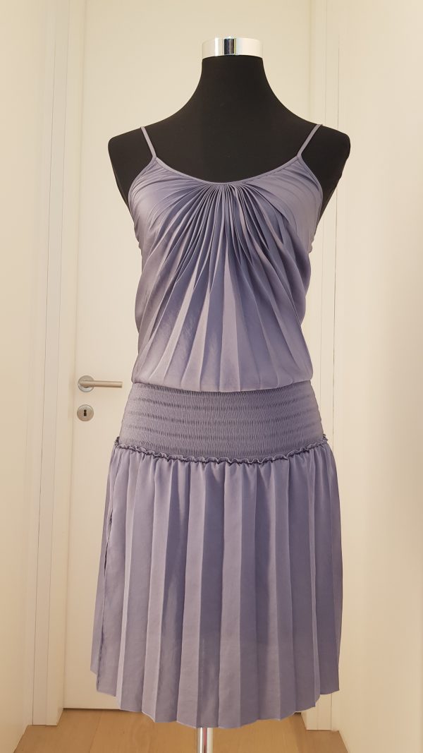 Schlichtes stahlblaues Cocktailkleid mit Spaghettiträgern, kurzer Rock mit Falten, breiter gezogener Gummibund