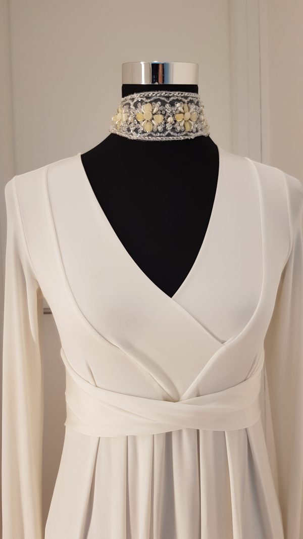 Schlichtes bequemes weißes Cocktail-/Business Kleid mit langen Ärmeln