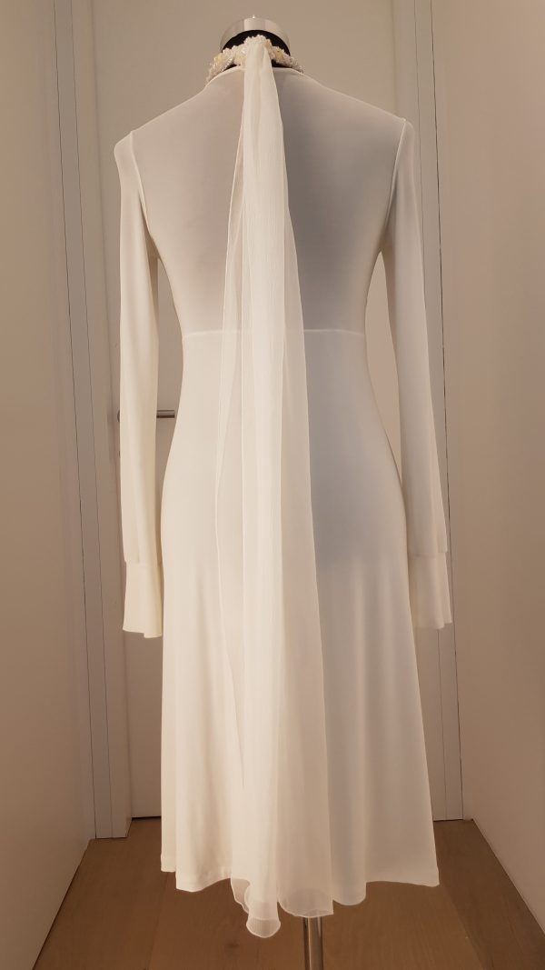 Schlichtes bequemes weißes Cocktail-/Business Kleid mit langen Ärmeln