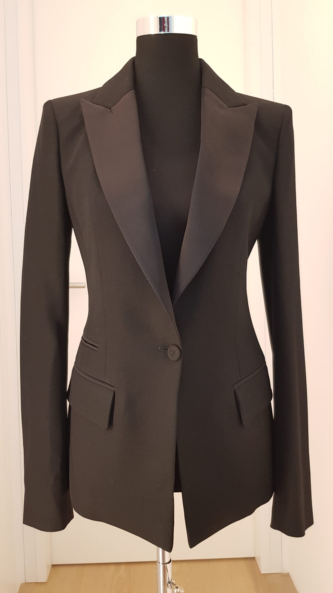 4029-sakko-schwarz-Plein-sud Figurbetontes schwarzes Smokingsakko