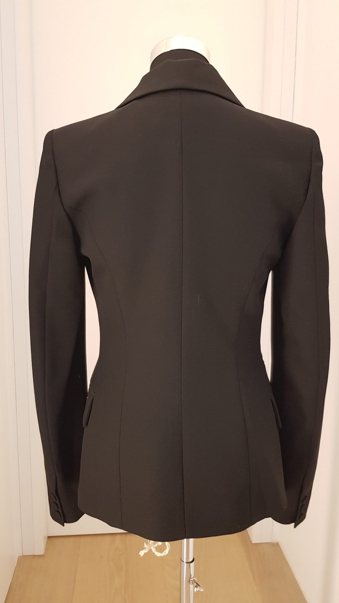 4029-sakko-schwarz-Plein-sud Figurbetontes schwarzes Smokingsakko