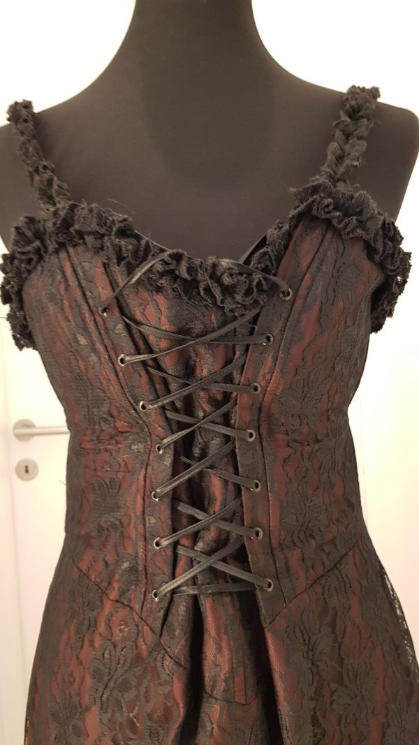 schwarz-violettes Trachtenkleid mit Spitze, Rüschen und geschnürter Korsage