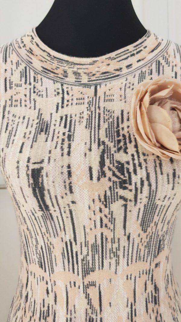 Weiß/rosa gemustertes Wollkleid mit Rundhalsausschnitt, kurzen Ärmel und A-Linien Rock