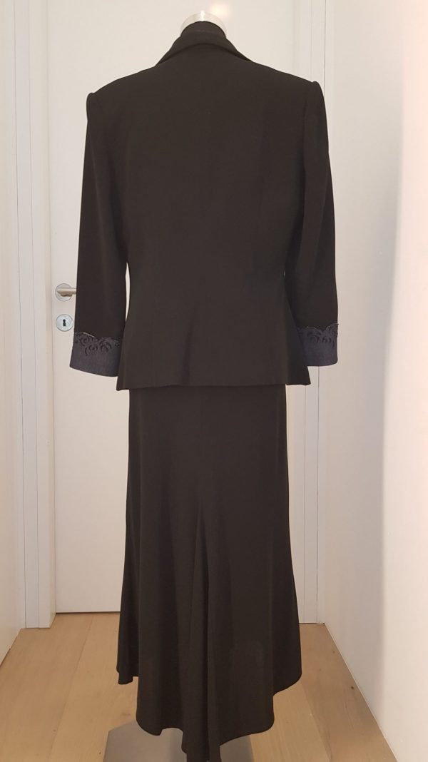 schwarzes Kostüm mit Rock, Jacke und langem Kleid mit Jeansspitze aus Chiffon