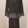 schwarzes Kostüm mit Rock, Jacke und langem Kleid mit Jeansspitze aus Chiffon
