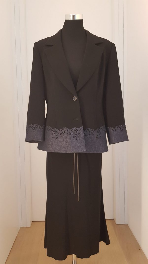 schwarzes Kostüm mit Rock, Jacke und langem Kleid mit Jeansspitze aus Chiffon