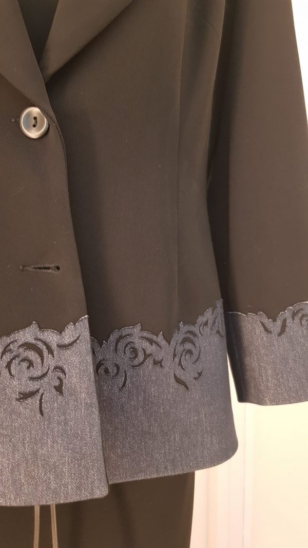 schwarzes Kostüm mit Rock, Jacke und langem Kleid mit Jeansspitze aus Chiffon