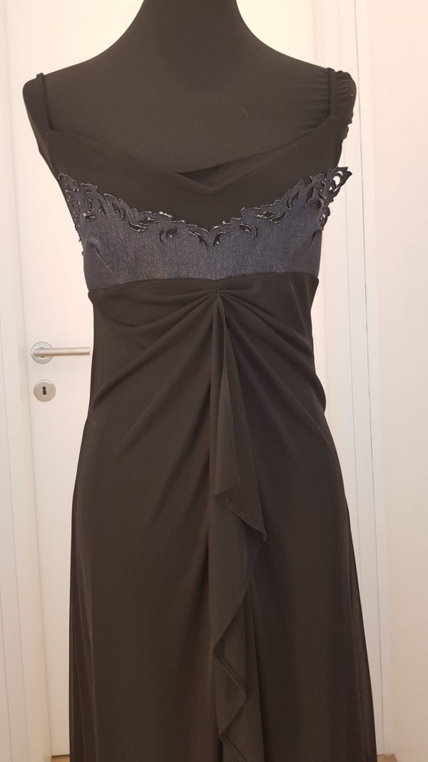 schwarzes Kostüm mit Rock, Jacke und langem Kleid mit Jeansspitze aus Chiffon