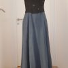 "Schneewittchenkleid", langes Trachtenkleid mit dunkelblauem Blumen-bestickten Leib im Rücken Träger überkreuzt, stahlblauer schlichter Leinenrock